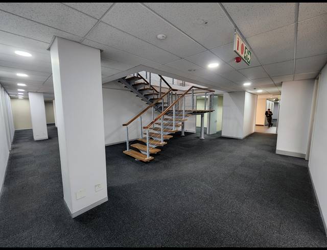 1,036M² OFFICE TO LET IN PINELANDS